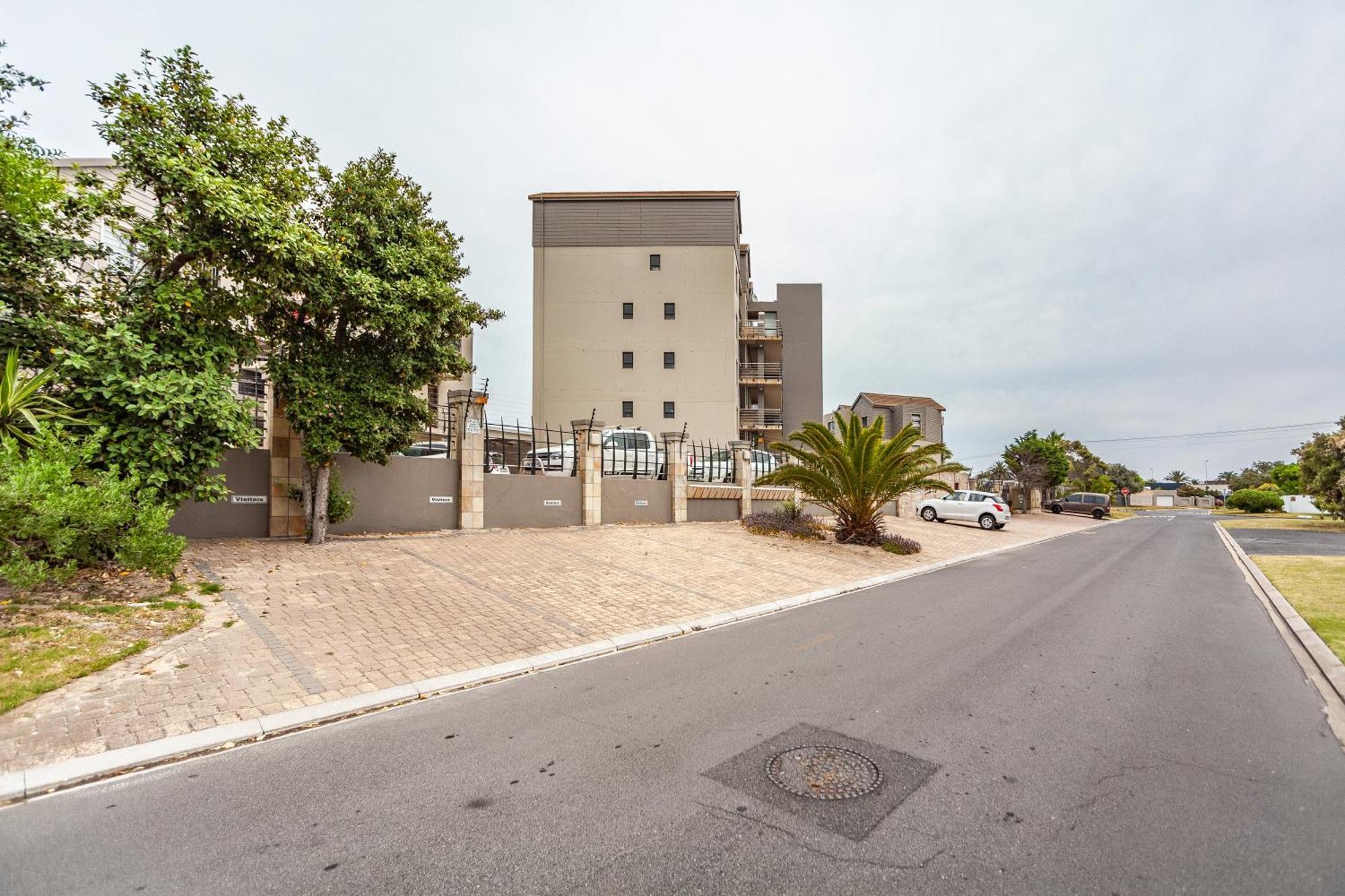 Luxury 3 Bedroom Duplex Penthouse With Communal Swimming Pool *