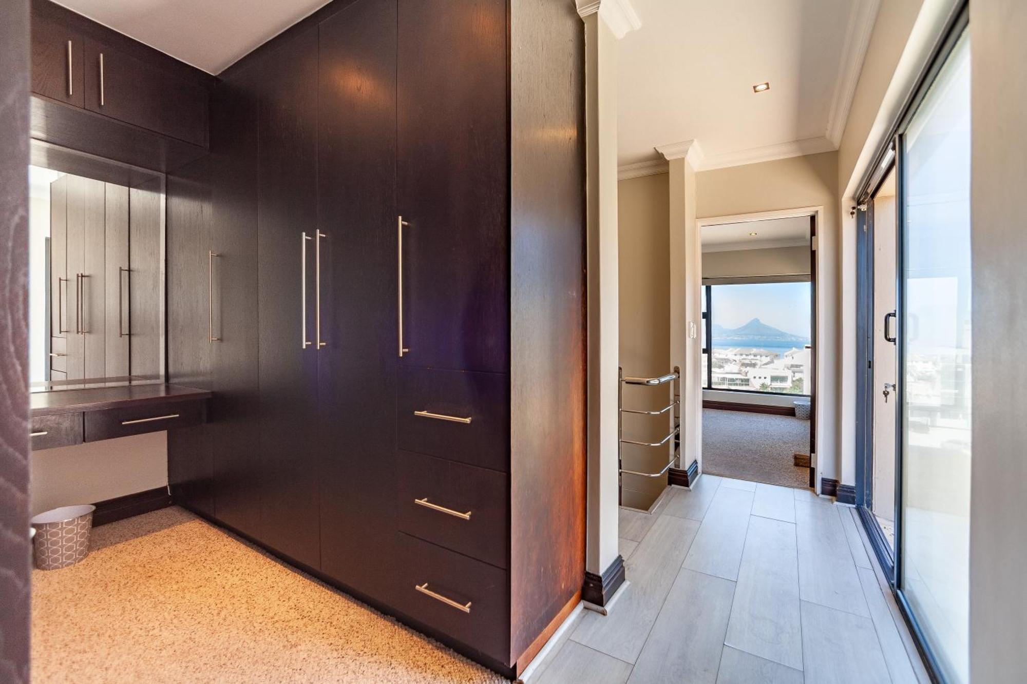 Luxury 3 Bedroom Duplex Penthouse With Communal Swimming Pool Kapstadt