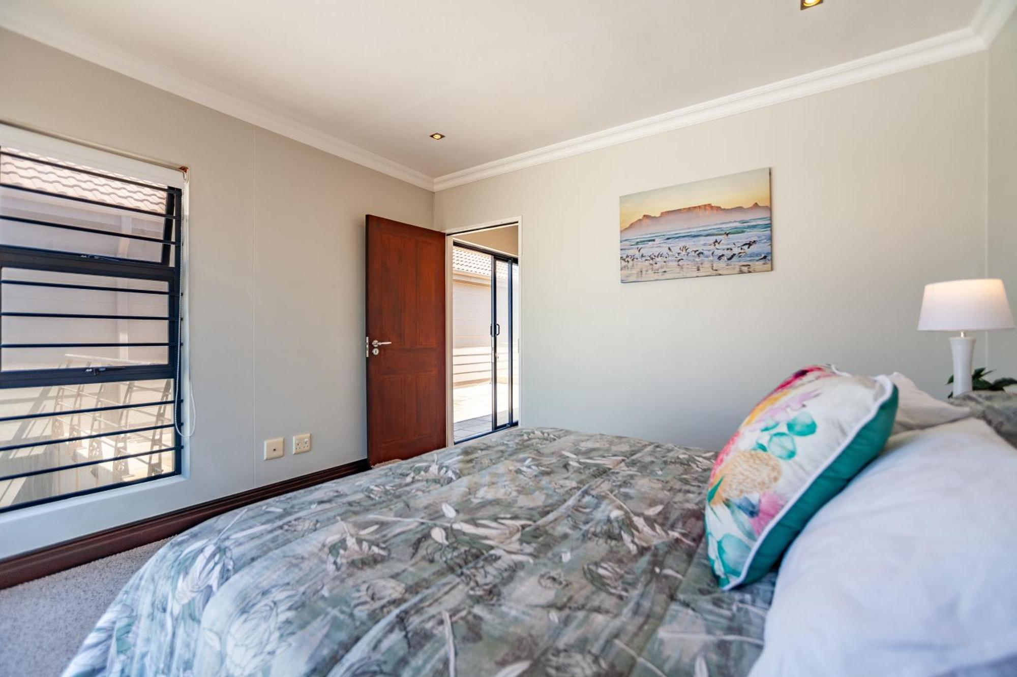 Luxury 3 Bedroom Duplex Penthouse With Communal Swimming Pool Kapstadt