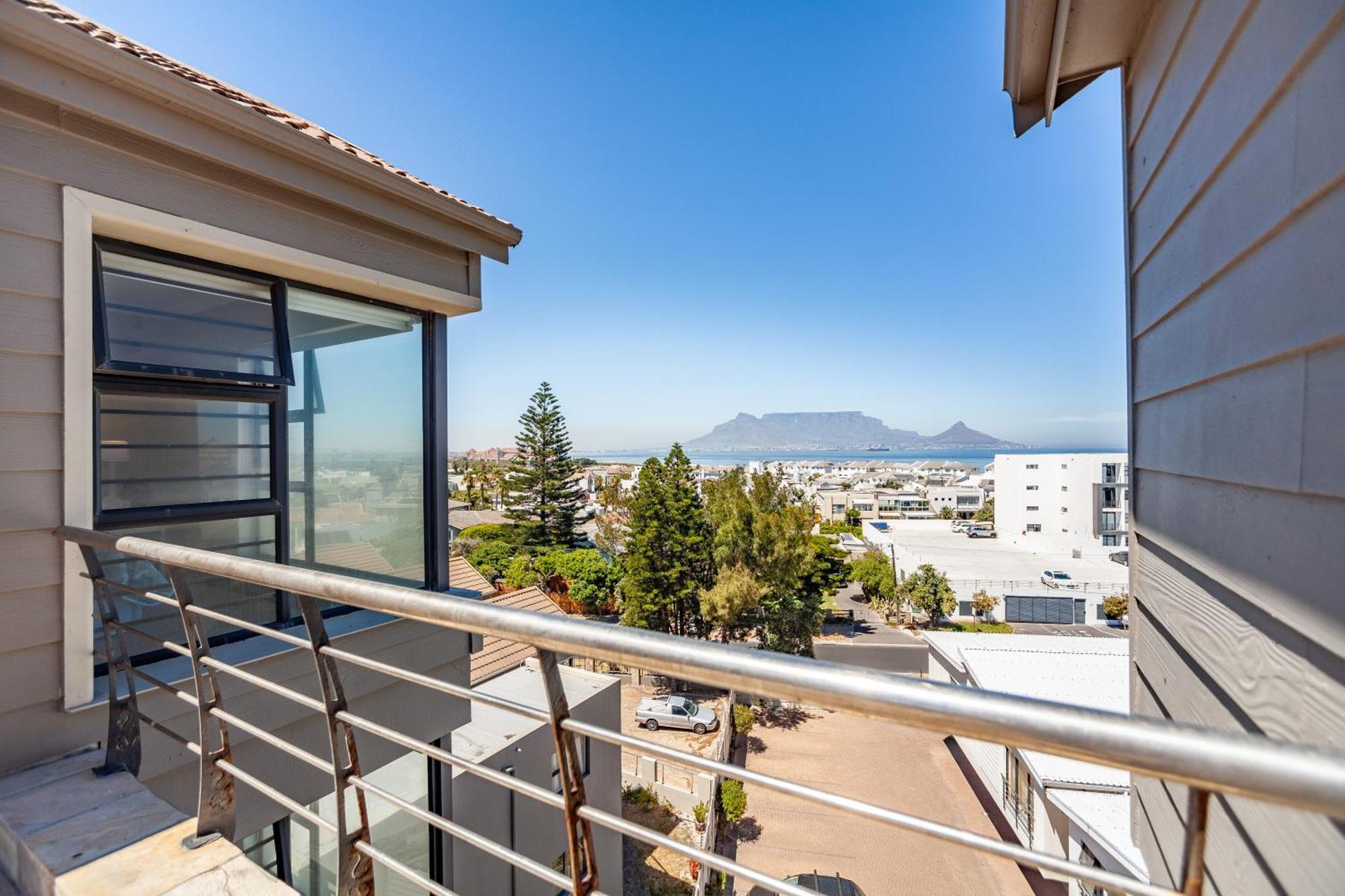 Luxury 3 Bedroom Duplex Penthouse With Communal Swimming Pool Kapstadt