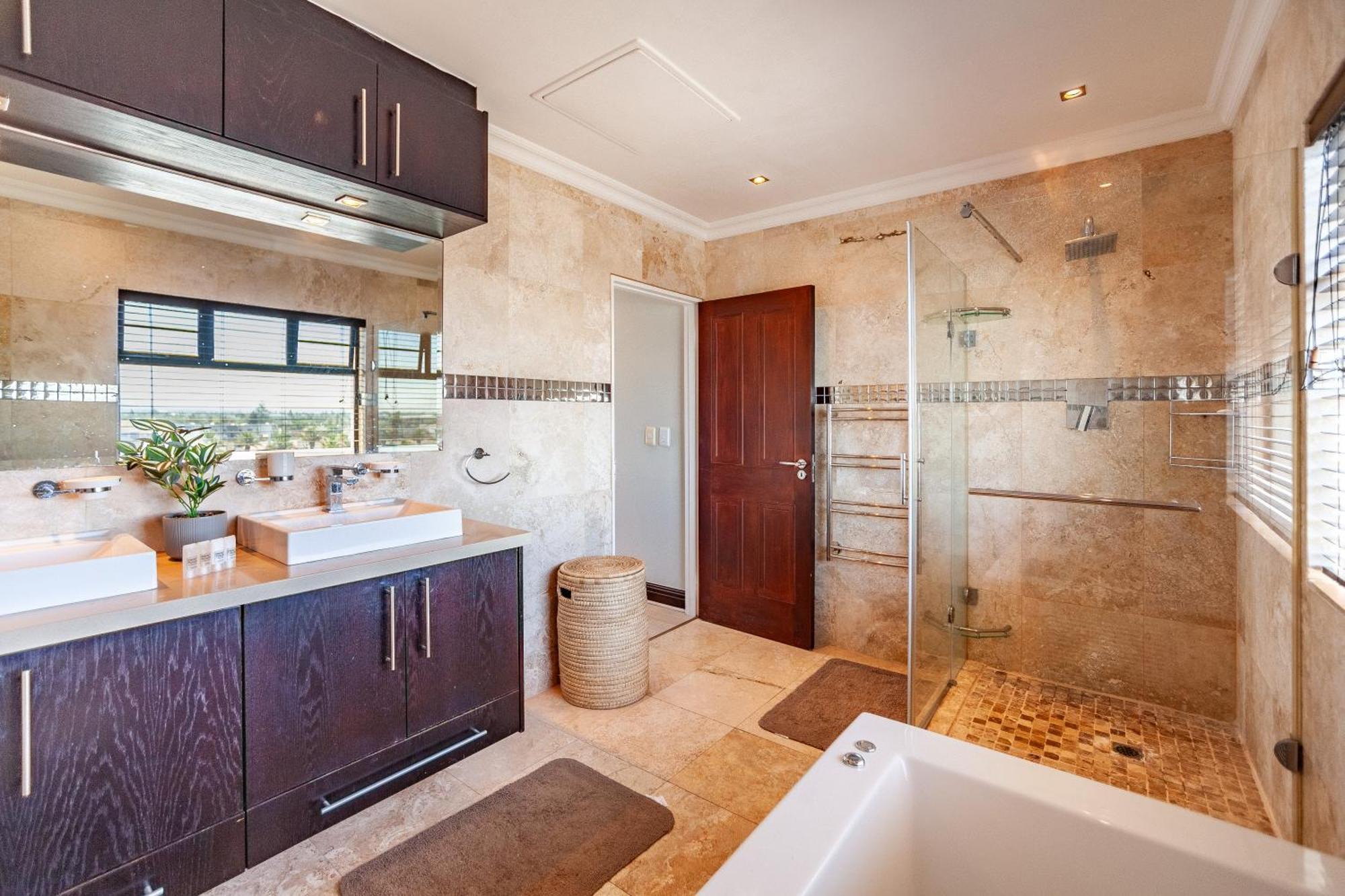 Luxury 3 Bedroom Duplex Penthouse With Communal Swimming Pool Kapstadt